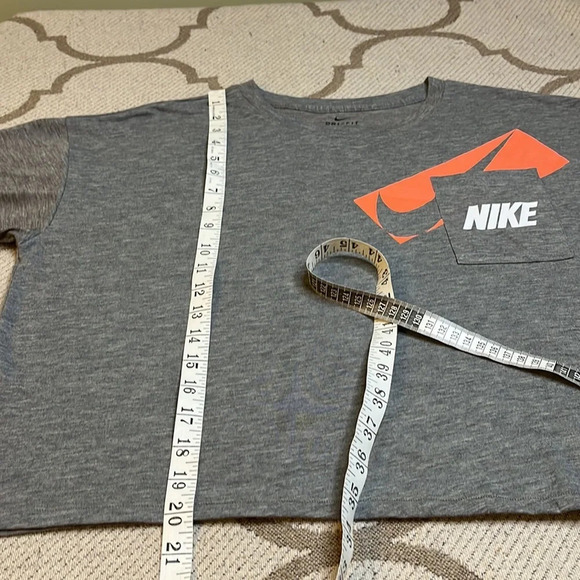 Nike dri-fit oversized gray training crop front pocket logo T-shirt - Picture 12 of 14